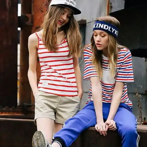  条纹衫美丽姐妹花