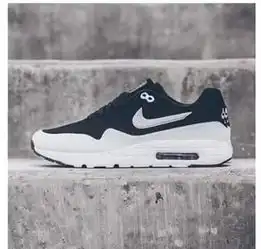  求李易峰这款鞋是耐克什么的,最好附上图片对比.