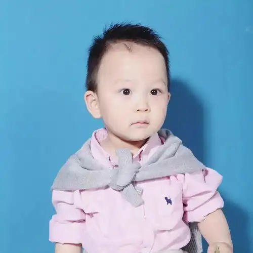  明星宝宝浑身散发可爱气的小肉圆