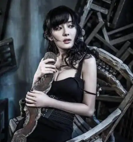 杨幂男人装写真引热议,网友腿精上线了,不愧是性感女神