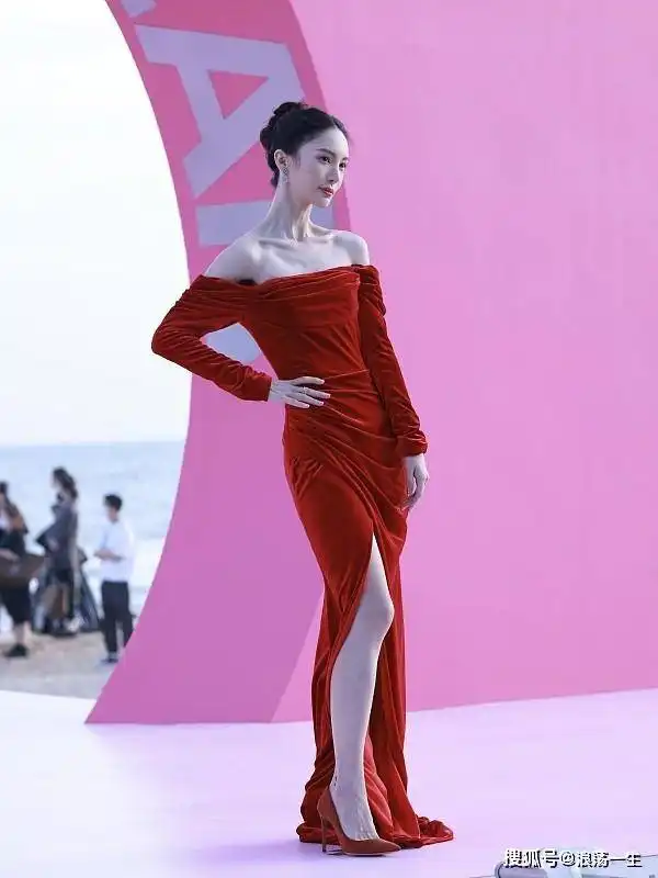  谁能拒绝小女人的妩媚感呢撩人且不自知,看着就很高级且优雅