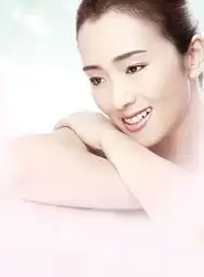 巩俐新广告曝光秀完美肌肤