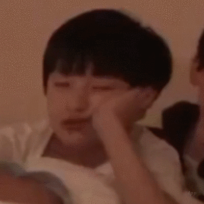  动图系列严浩翔小熊真的好适合怼脸拍