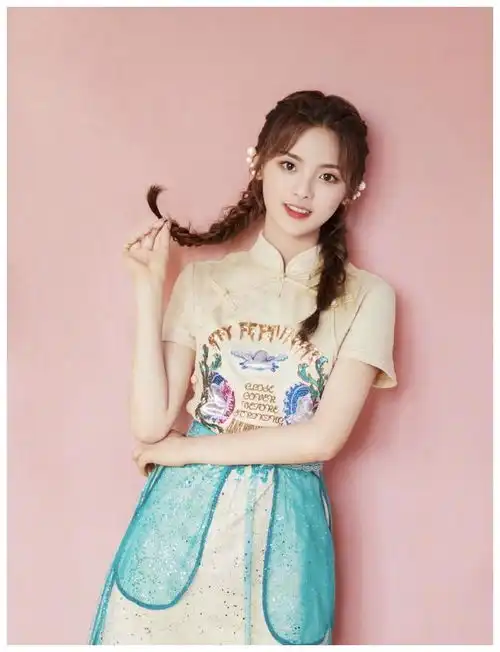  张靓颖又瞎穿把旗袍和连体裤相结合,不土不洋还特掉价显老