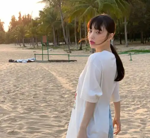  李小璐和pgone有情侣上衣和项链不算啥,发布新歌也跟女方有关