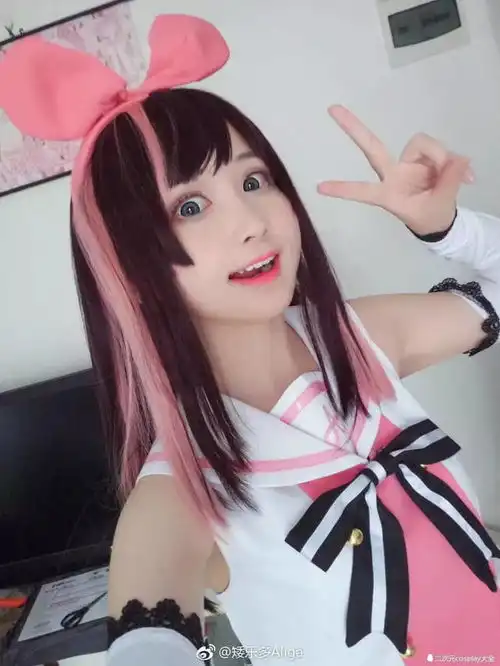  颜艺女神表情包cos,可爱到犯规的人工智障ai酱