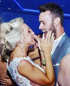  英情侣获真人秀赞助在鱼缸中举办浪漫婚礼