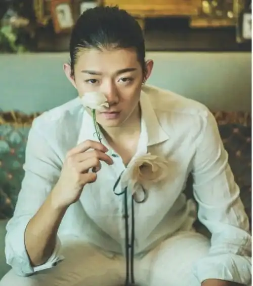  霍尊发微博告别演艺生涯,陈露的回应狠狠打了对方一巴掌,绝