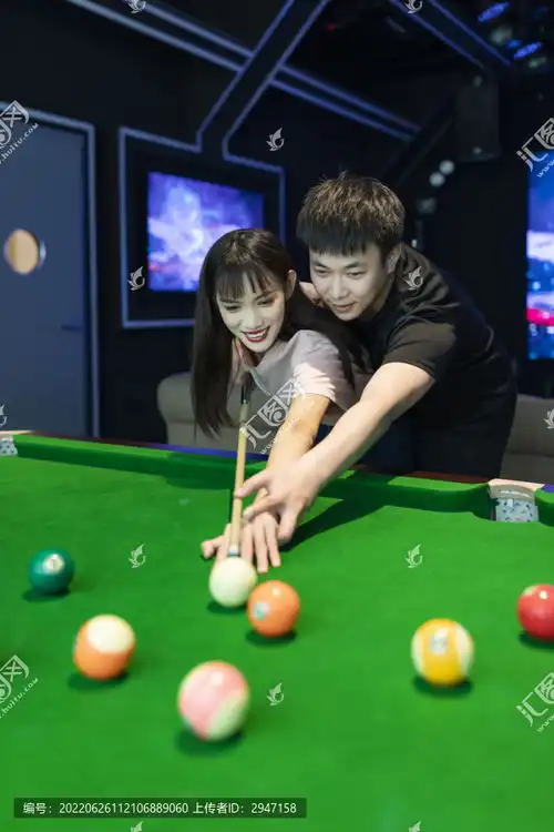  娱乐房里打台球的情侣图片素材下载人物百态素材下的青年少年图片素材