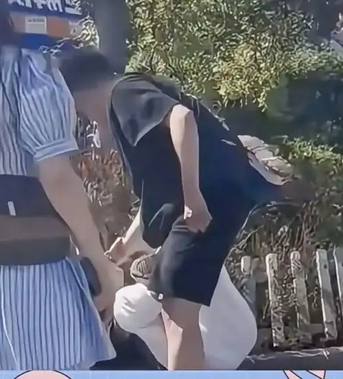  引起民愤大理一女孩戴日式头巾,宣传日本必胜,遭人踹倒