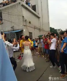  女老师穿婚纱向男生求婚湖南某大学上演师生恋激情舌吻太劲爆