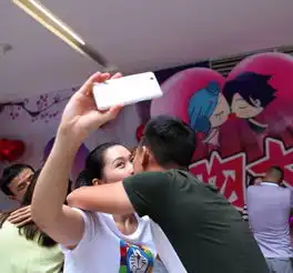  重庆上演接吻大赛情侣以56分时长夺冠