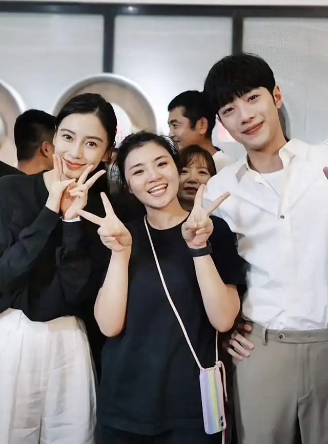  32岁baby素颜现身好友婚礼与19岁男星亲密互动,不见老公黄晓明