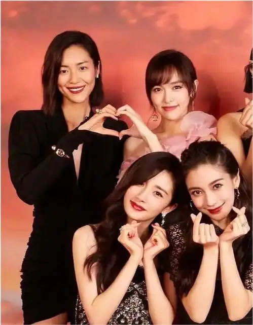  杨幂唐嫣完美诠释塑料姐妹情,两人从好闺蜜到竞争对手只因她做了一件事