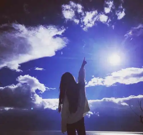  情侣头像一男一女不带字指天