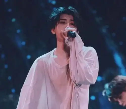  蔡徐坤粉丝福利一发就被怼了,帅气的脸庞糊成这样