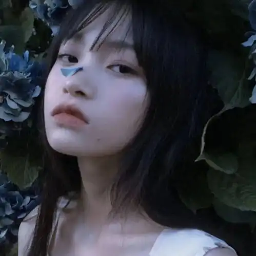  女生头像把期待留到春天,那里鲜花盛开