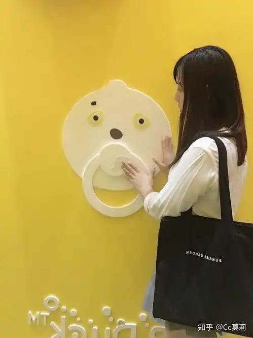 儿童公园小姐姐们的周末休闲游玩