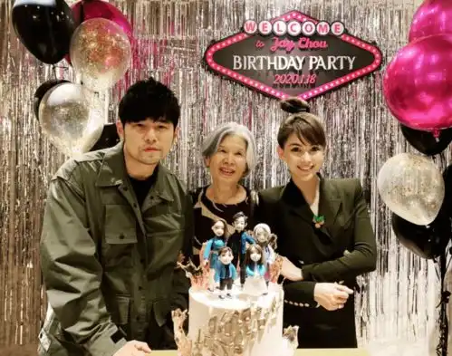  43岁周杰伦晒新年全家福,一家四口罕见露正脸,色调温暖洋溢幸福