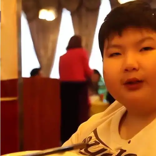  2014年江西14岁男孩重300斤,一顿要吃18包泡面,医生检查后心惊