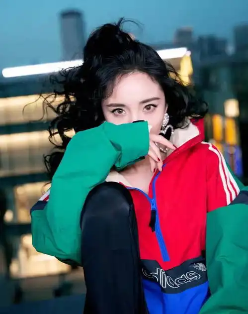  杨幂真不愧是腿精有魔力裤的加持,配慵懒风外套都不显腿短