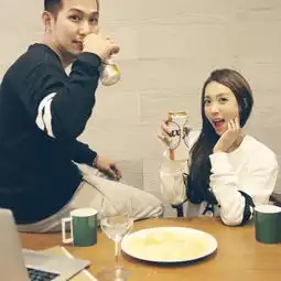  找一男一女身穿black和white衣服的情侣头像,两个人在一起的