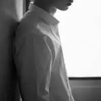 和这个差不多的qq黑白男生侧身靠墙头像