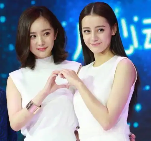热巴被曝合约期满离开嘉行投入华策,颜值高演技好去哪都吃香
