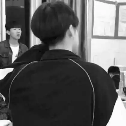  2020黑白男生背影头像伤感图片,只要你还活着就有希望