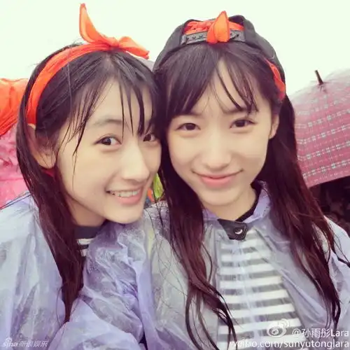 复旦双胞胎姐妹晒学位服照姐妹花海量私照