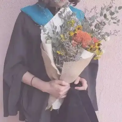  森系女头像文艺高清女生抱鲜花的文艺头像
