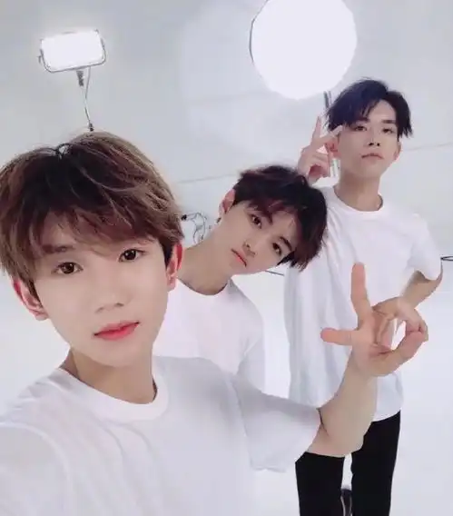 tfboys发合照,王俊凯王源易烊千玺,万年不变的剪刀手来啦