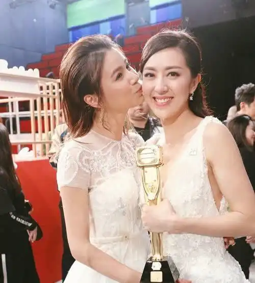 tvb两大当家花旦感情好挽手逛街2小时两人好到想撮合对方