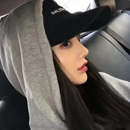  黑帽卫衣长发女汉子