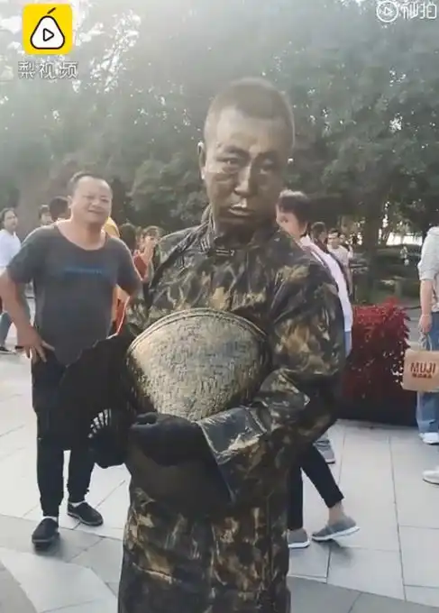  太逼真男子假扮铜人把执勤女警吓出表情包他说想传播铜人文化