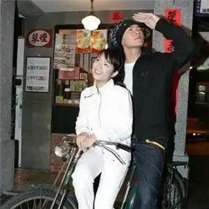  刻意搭的情头熊掌号粉色亦瑶丫w找的抬头仰望天空的情侣图片