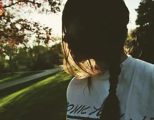  那个有女生伤感头像还有可爱的给我点我需要