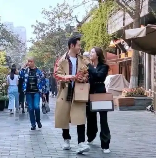  宽窄巷子偶遇黄晓明,与蔡文静互喂食,这对荧幕cp太甜了