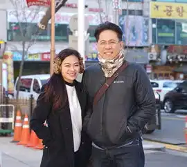  50岁冻龄阿姨,性感完爆20岁少女,跟儿子合影就像情侣