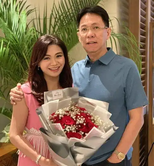  53岁小姐姐老公已满脸褶子,她身材保持18岁与儿子同框似情侣