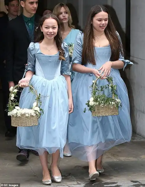 邓文迪两个女儿和默克多继女同框,混血姑娘婷婷玉立比姐姐更端庄