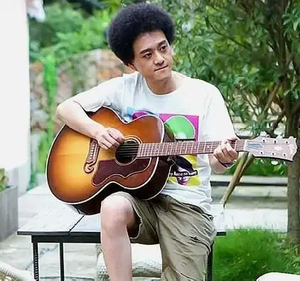  王源的姑娘让人眼前一亮,这首歌的另一位作词人是个厉害人物