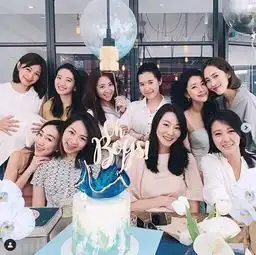 余文乐爱妻中秋回娘家,与阔太闺蜜开派对过节,对镜微笑自信大方