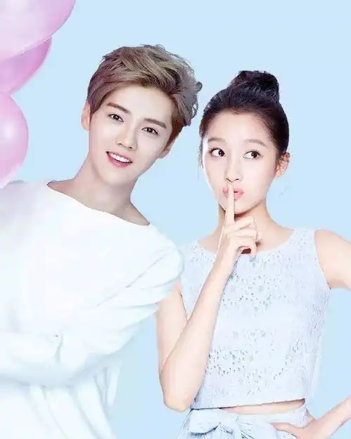  关晓彤鹿晗隔空秀恩爱,穿鹿晗所创品牌衣服,与鹿晗佩戴情侣耳机