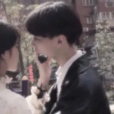  抖音情侣头像一左一右高低调独唱反调