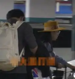  张雨剑吴倩疑似坐实恋情男方机场现身接女方家长共同回家