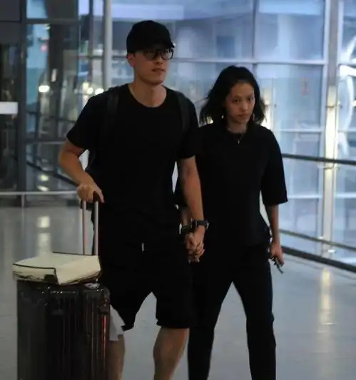  刘翔夫妇走机场,子打扮中性像假小子,他穿背带裤太萌