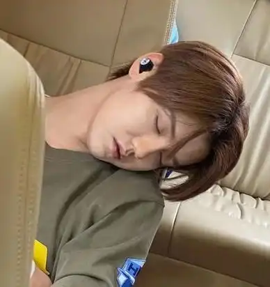  鹿晗和关晓彤有点甜,情侣款来了,有谁注意到关晓彤的改变