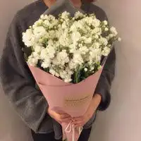  怀中抱花的女生头像把鲜花抱在怀里