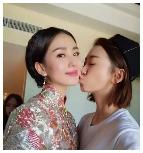 刘诗诗闺蜜于莎莎惹怒蔡少芬,直接下跪喊娘娘,网友太假了